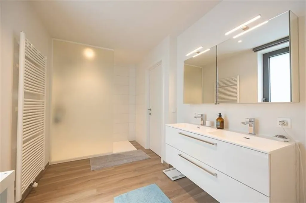 Salles de bain - Villa moderne avec terrasse à Brasschaat
