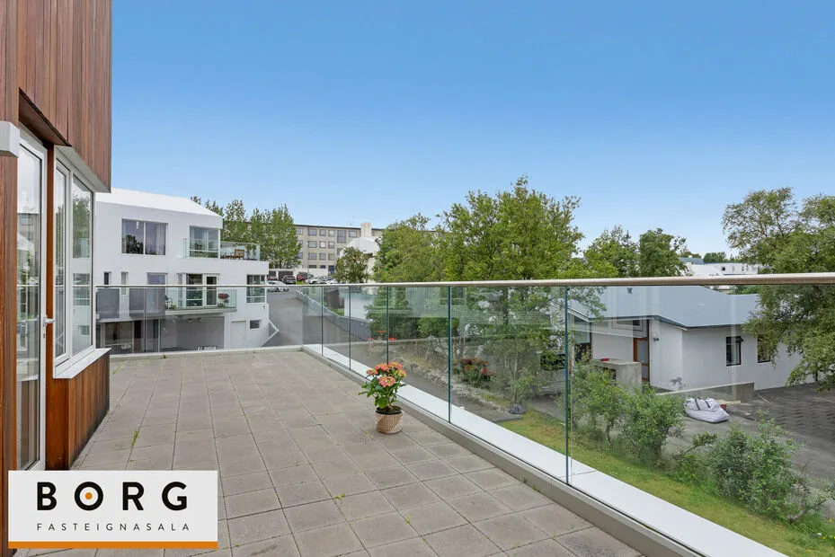 Balcon - Penthouse with Large Balcony in Kópavogur