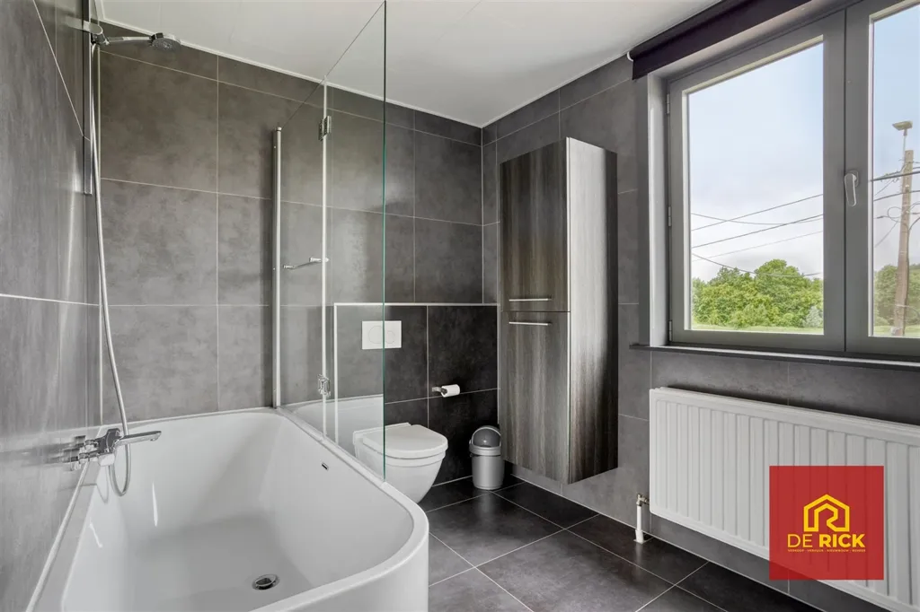 Salles de bain - Maison Moderne avec Terrasse à Hofstade