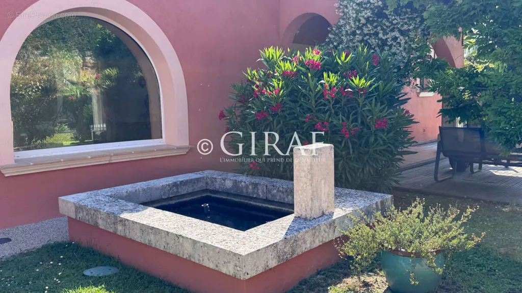 Aed - Mediterranean Villa with Pool in Residenial Area