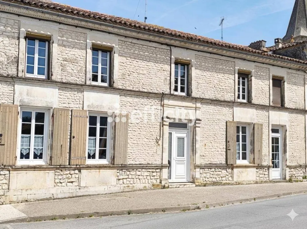 6-toaline maja asukohas Jarnac-Champagne