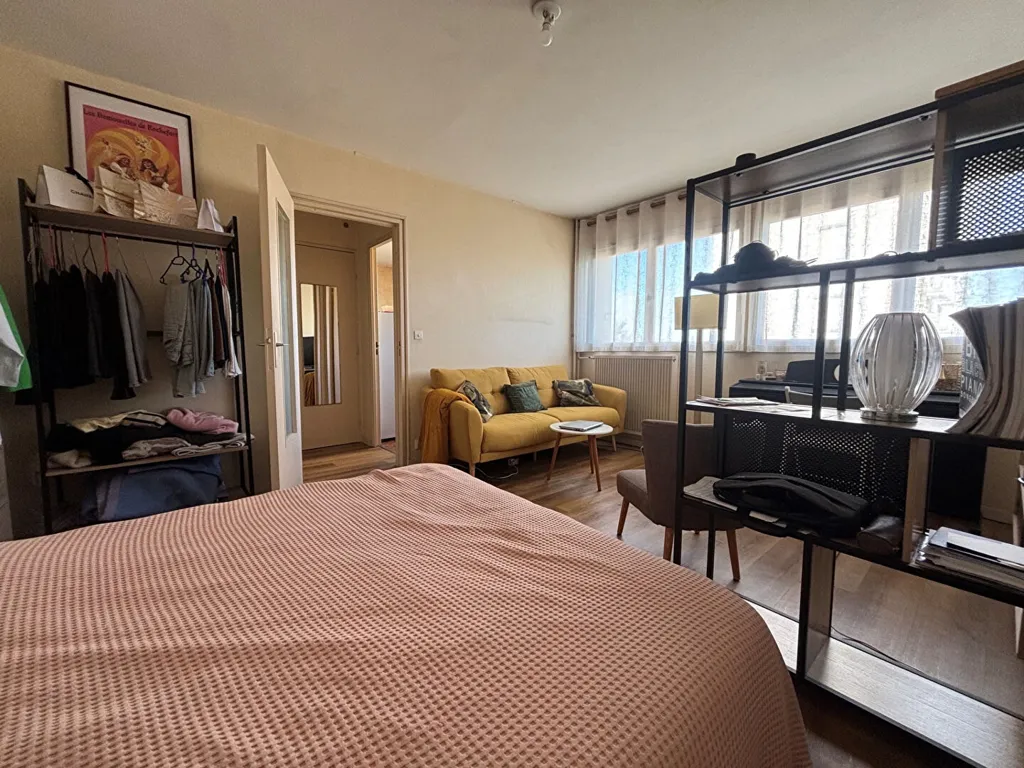 Bedrooms - Spacious 1-Bed Flat with Parking in Quiet Area