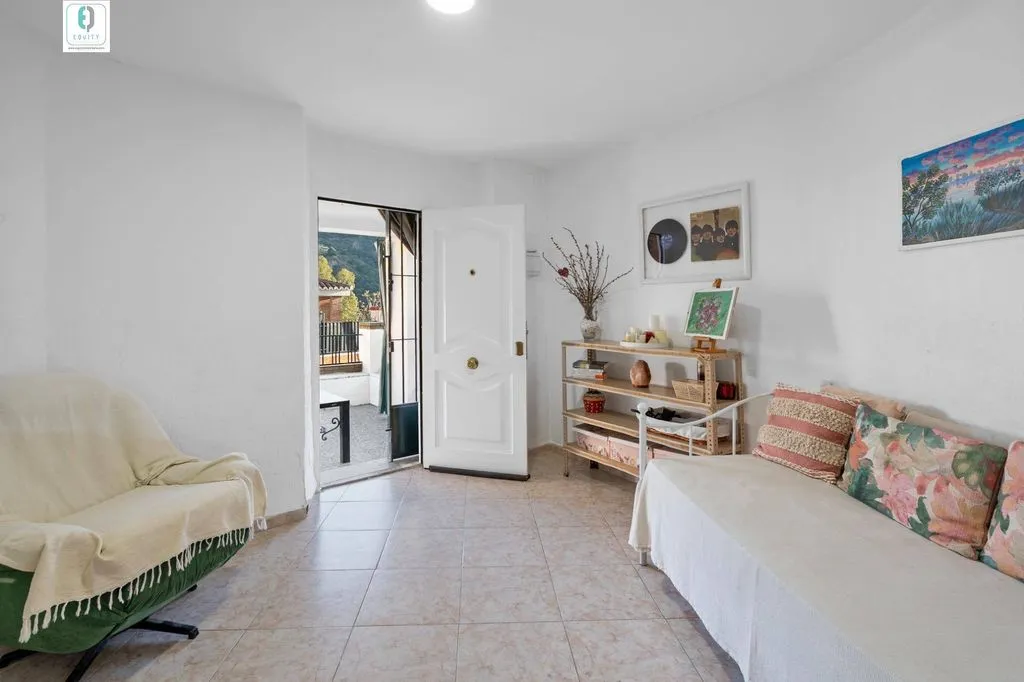 Elutuba - 9-Room House with Multiple Units in Granada