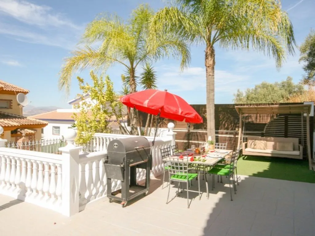 Terrace - Four-Bedroom Chalet with Pool near Coín