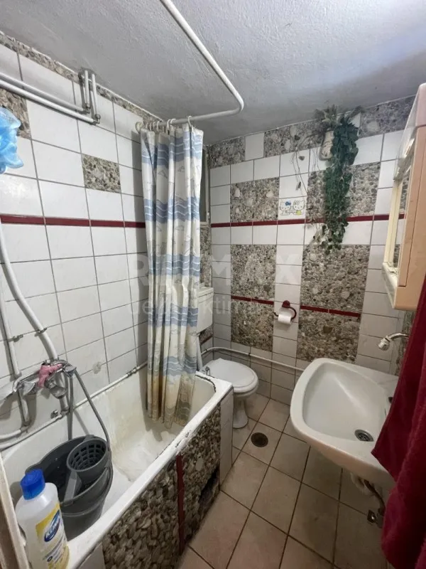 Bagni - Semi-Basement Apartment in Larissa Centre