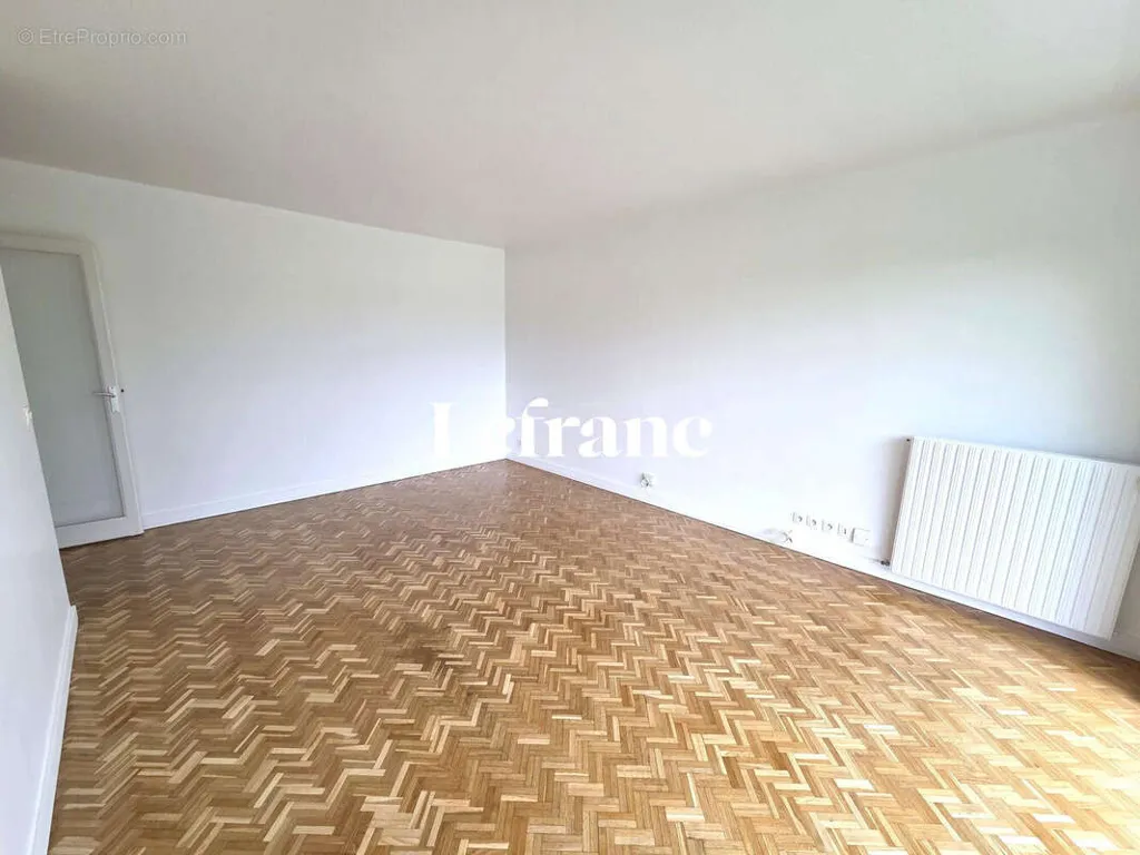 Pièces - Appartement dernier étage avec balcon à Garches