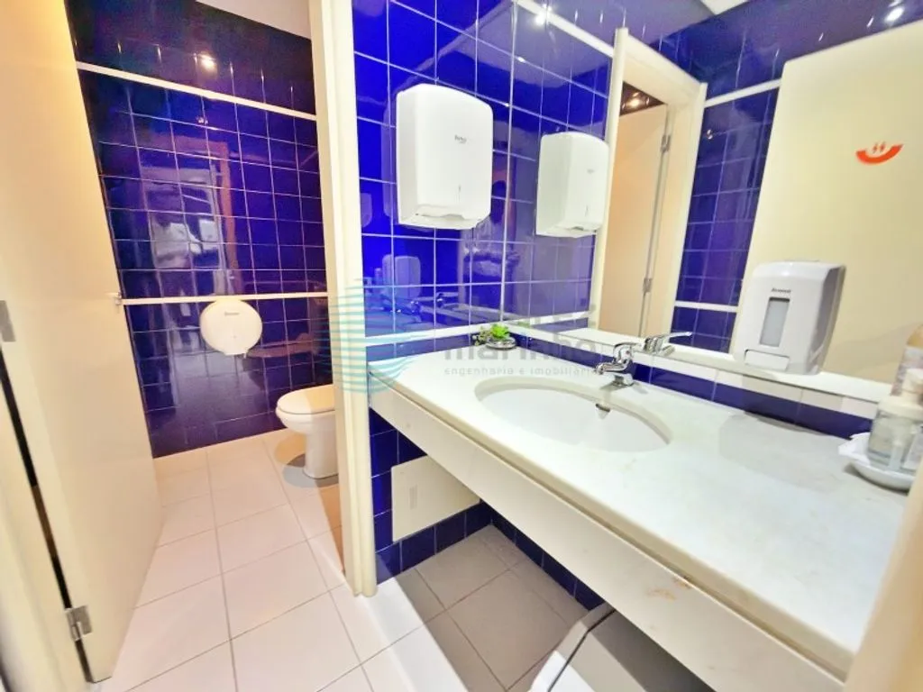 Bathrooms - Office with Air Conditioning in Campo Grande, Lisbon