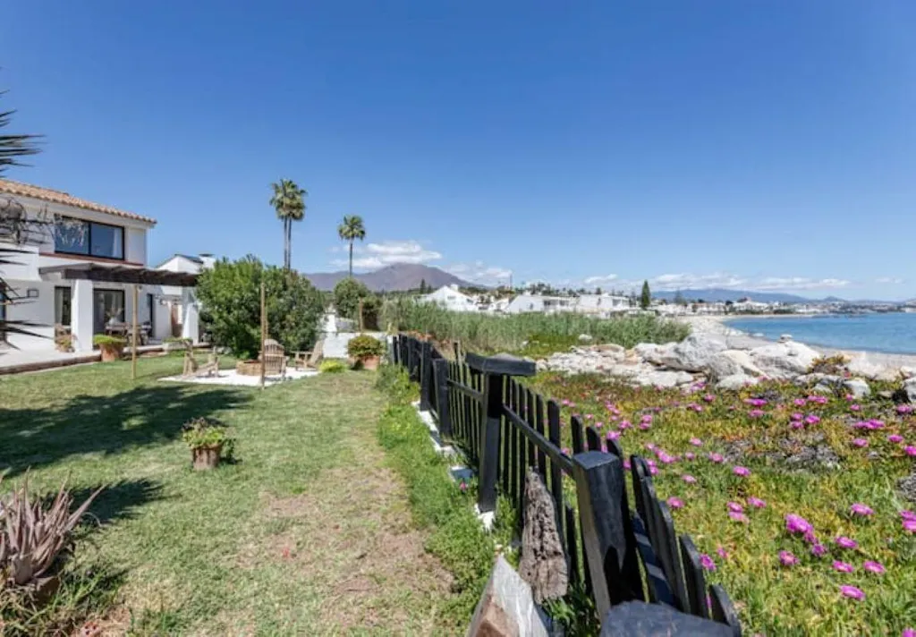Jardin - Seaside Villa with Private Beach in Estepona