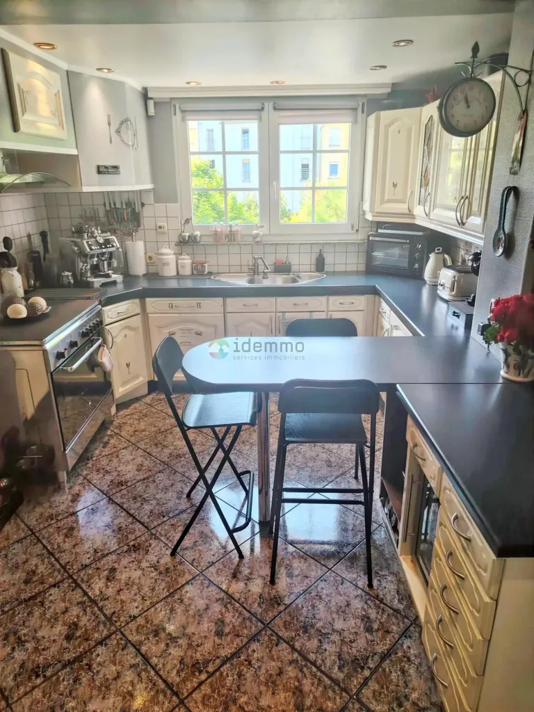 Cuisine - Maison avec Terrasses et Bassin à Niederkorn