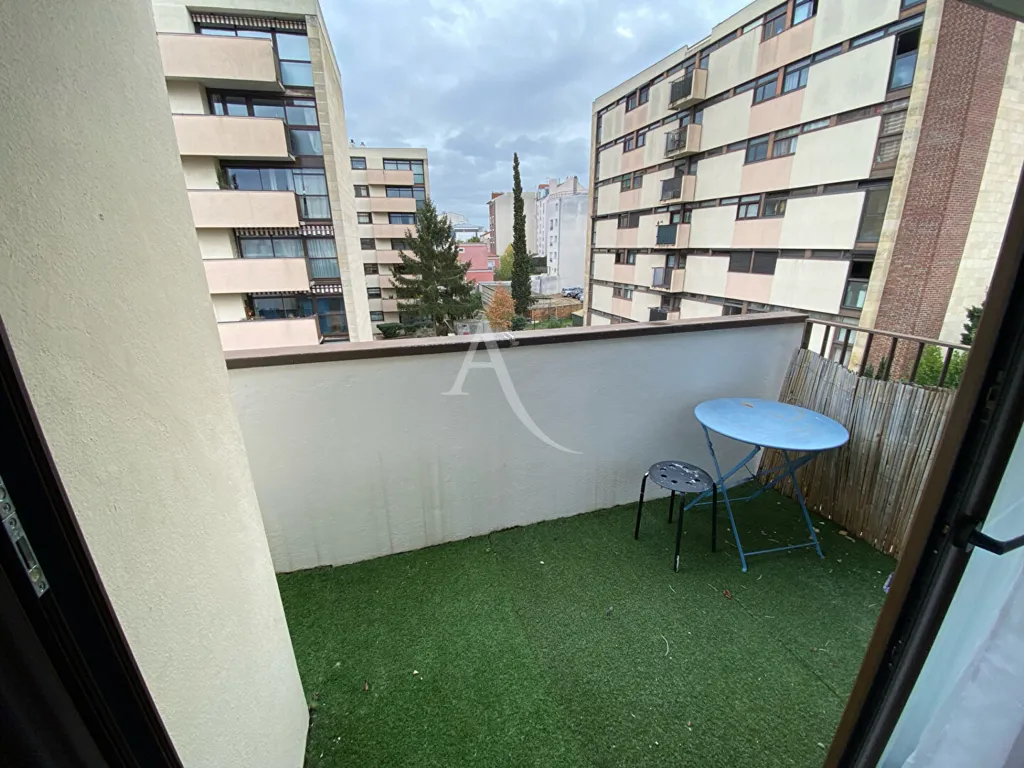 Rõdu - Meubled Flat with Balcony in Nanterre