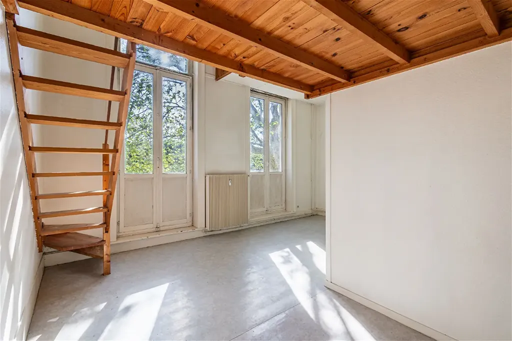 Pièces - Studio Lumineux avec Mezzanine à Lille République