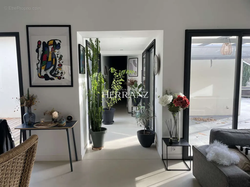 Elutuba - Spacious House with Pool in Gauriaguet