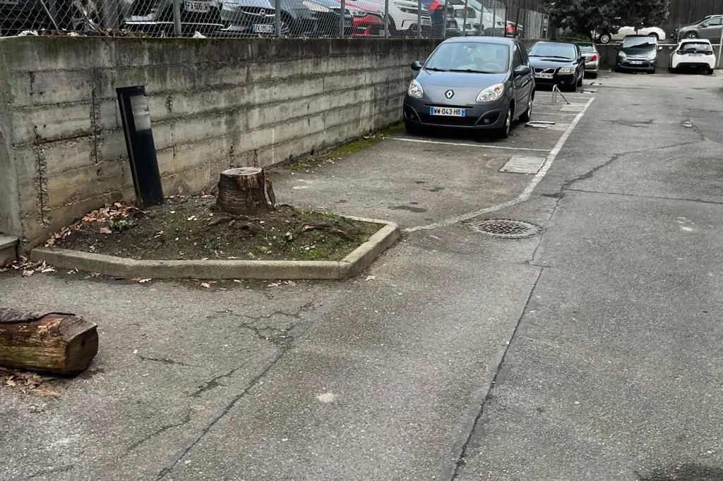 Extérieur - Parking Aérien à Annemasse, Proche Centre-Ville