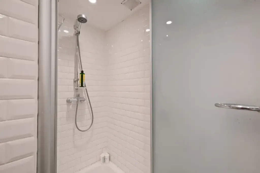 Bathrooms - Ground Floor Apartment with Garden in Schaerbeek