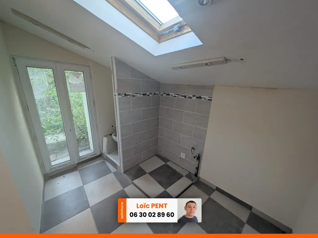 Bathrooms - Charming House with Garden in Châtel-Montagne