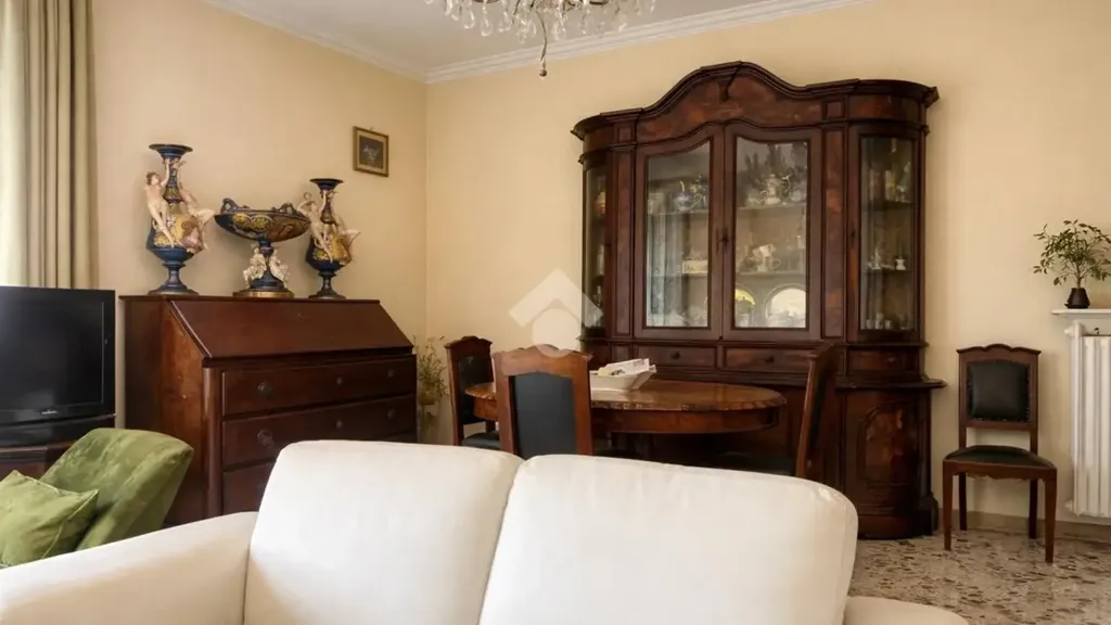 Elutuba - 4-Room Apartment with Balcony in Ferrara