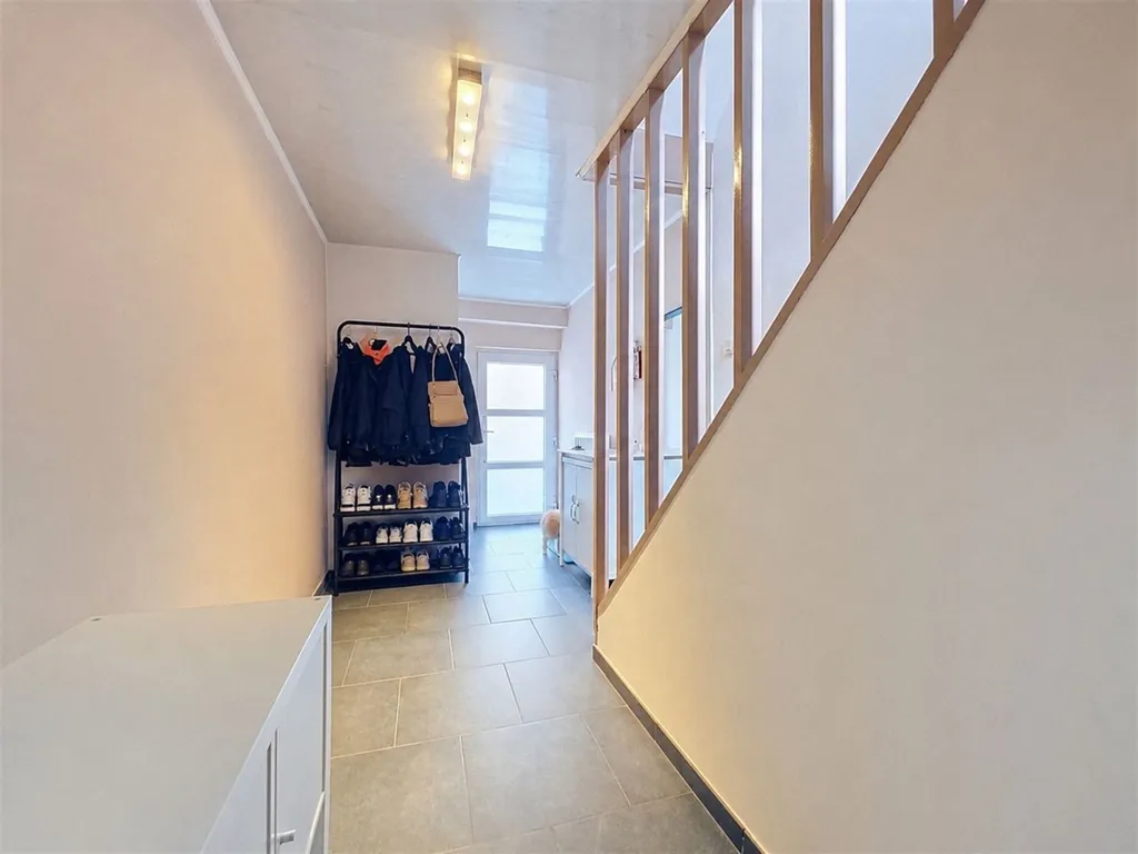 Esik - Three-Bedroom House in Roselies