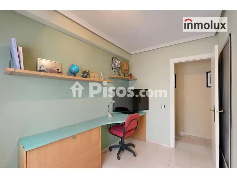 Bureau - Bright Apartment with Balcony in Carolinas Bajas