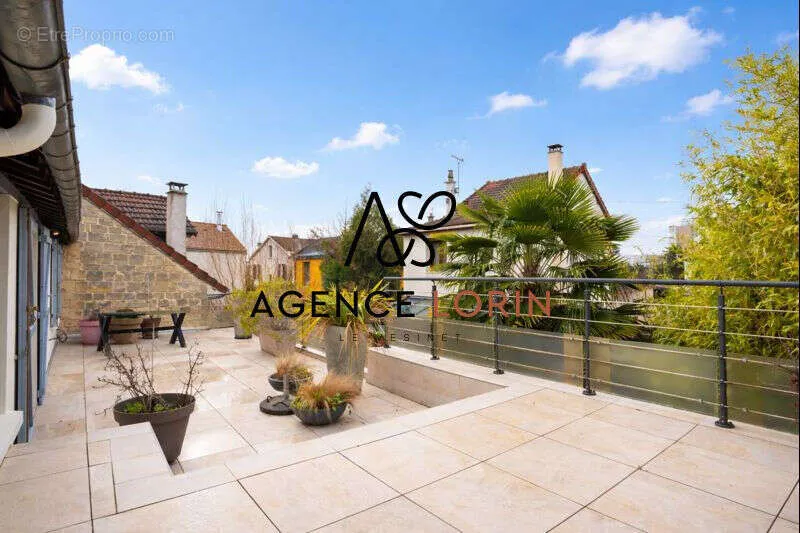 Terrace - 5-Bedroom House with Garden in Chatou