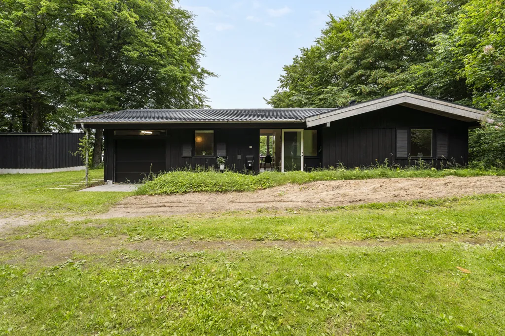 Esterno - Modernised Holiday Home with Lake View in Dons