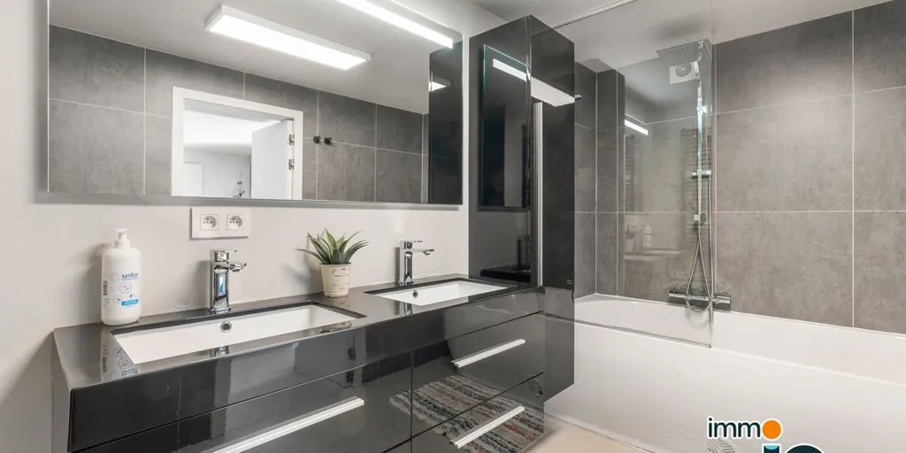 Salles de bain - Maison avec Grand Jardin à Bredene, Proche de la Mer