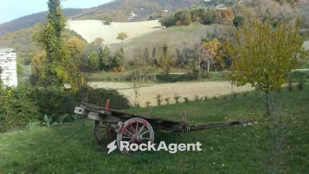 Aed - Rustic Farmhouse with B&B in Arcevia