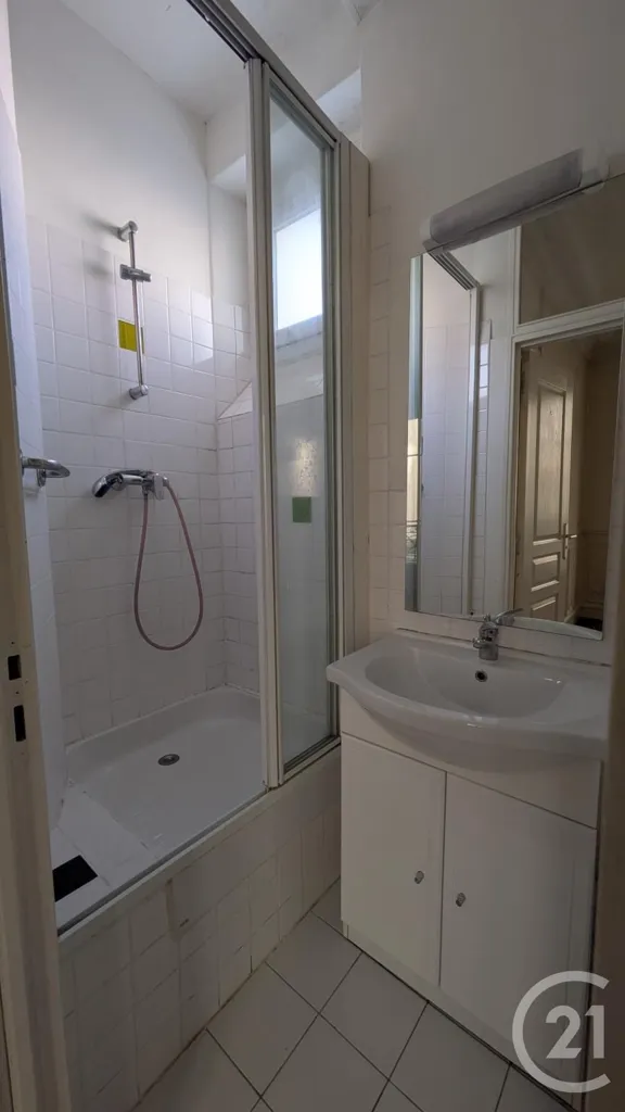 Vannitoad - 2-Piece Flat with High Ceilings in Paris 19e