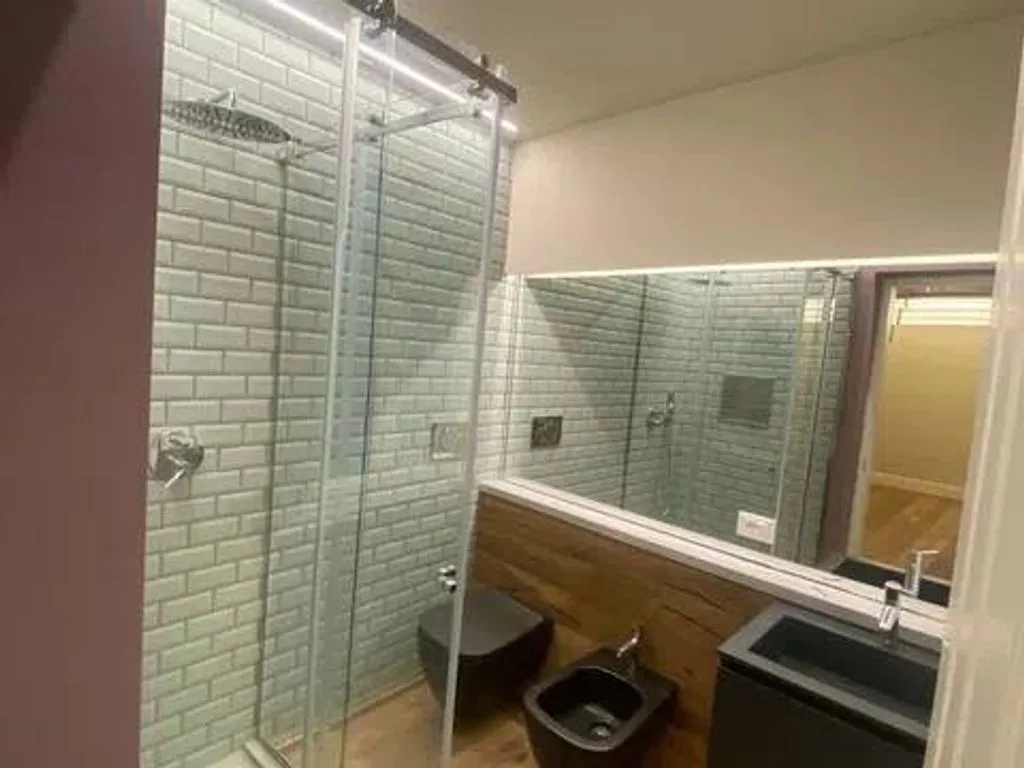 Bathrooms - Luxury 4-Bedroom Apartment in Florence