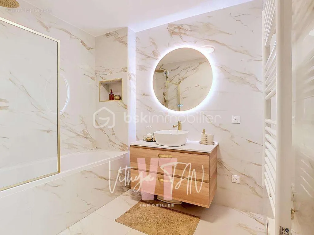 Bagni - 4-Bedroom Flat with Balcony in Chessy Centre