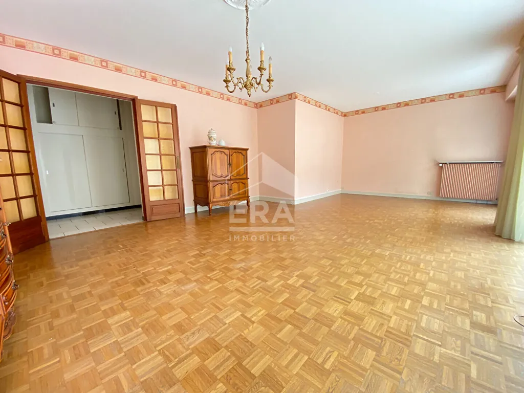 Elutuba - 3-Bedroom Apartment with Balcony in Orleans