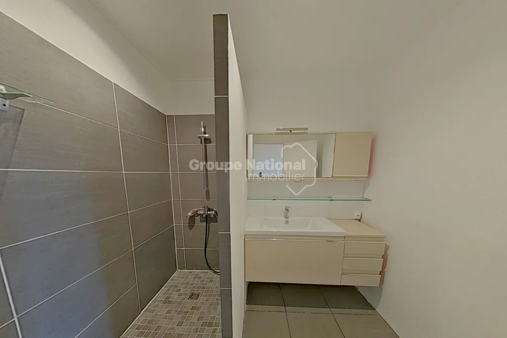 Bathrooms - Apartment with Panoramic View in Villeneuve-lès-Avignon