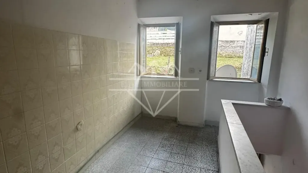 Salles de bain - Terraced House with Private Garden in Codena, Carrara