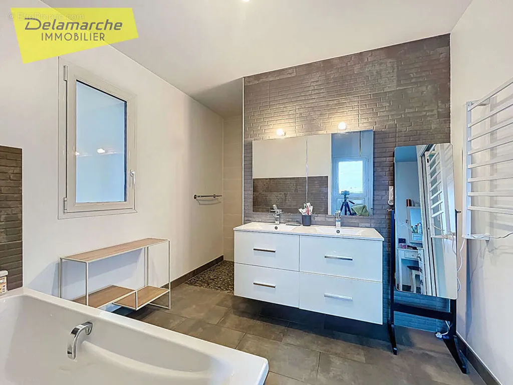 Bagni - Contemporary Flat-Plan House with Garden in Saint Planchers