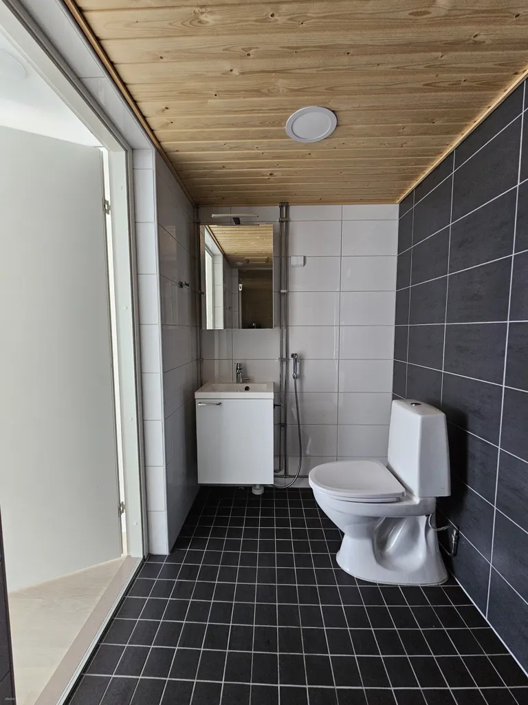 Salles de bain - Loft-Style Apartment with Balcony in Tampere