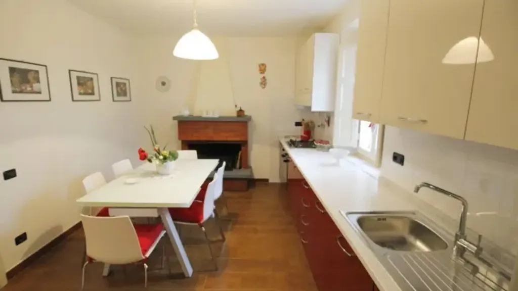 Söögituba - Rear-Access Terraced House in Lucca