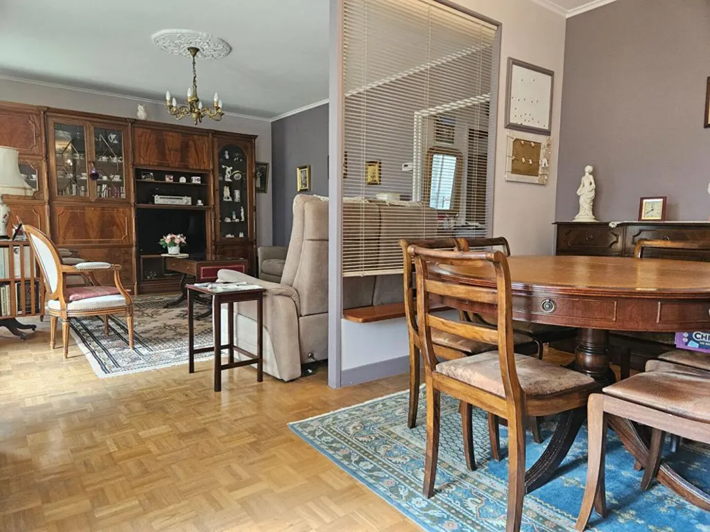 Söögituba - Bright 3-Bed Flat with Balcony in Decines Centre