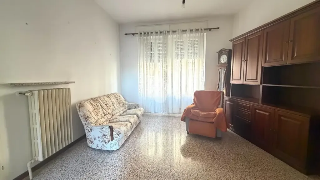 Elutuba - 3-Room Apartment with Balcony in Broni