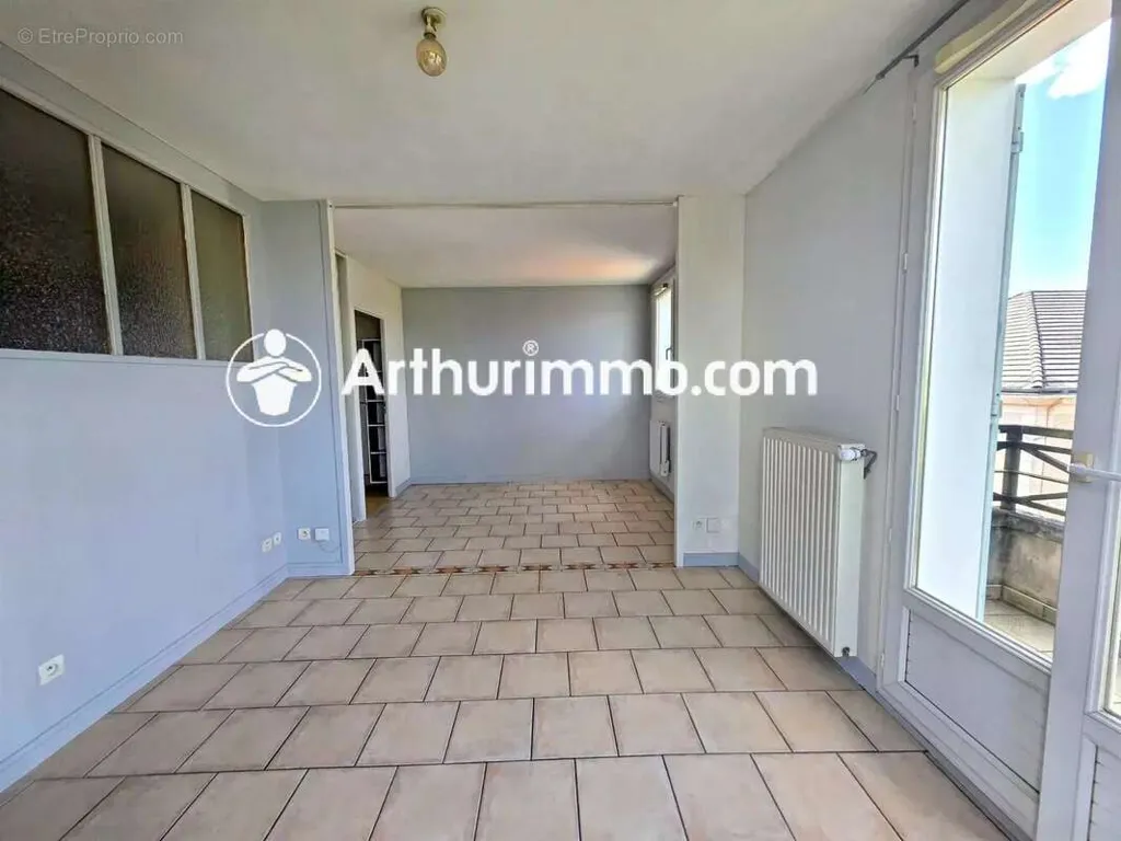 Séjour - Studio avec Balcon et Garage à Savigny-le-Temple