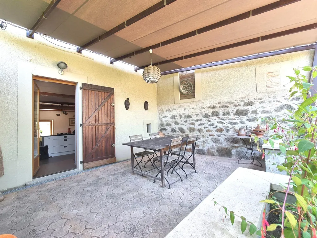 Terrasse - Maison Ancienne Rénovée avec Jardin à Saint-Genis-Les-Ollières