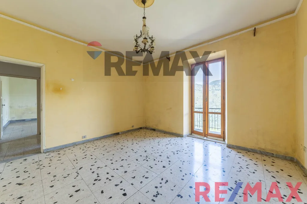 Séjour - Apartment with 50m² Cellar in Sonnino