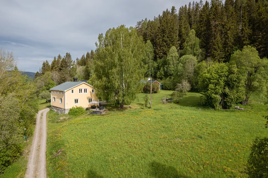 Vue aérienne - Historic Villa with Forest View in Västloning