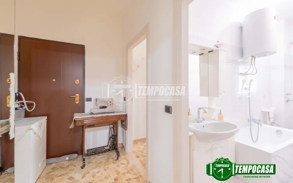 Salles de bain - Rear-Accessed 2-Bedroom Flat in Milan