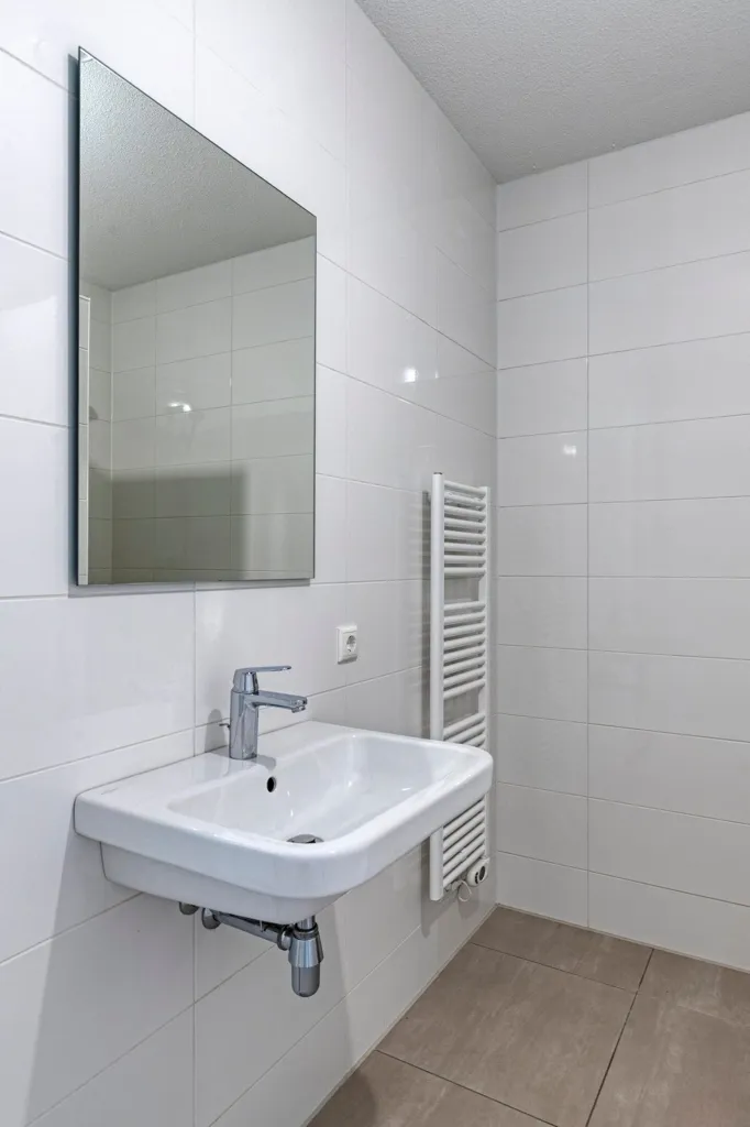 Salles de bain - Modern Apartment with Balcony in Rotterdam