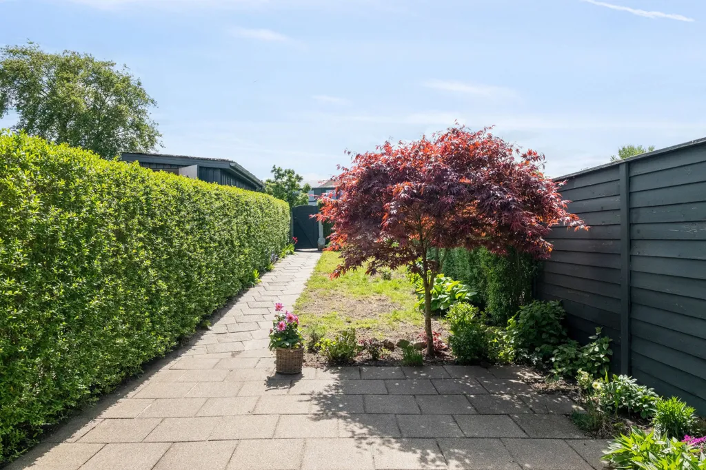 Jardin - 1960s Brick Row House in Aalborg SØ
