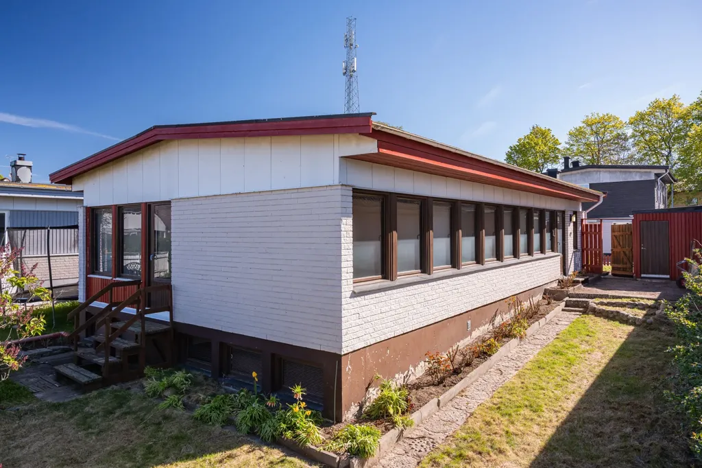 Extérieur - Family House with Development Potential in Åby