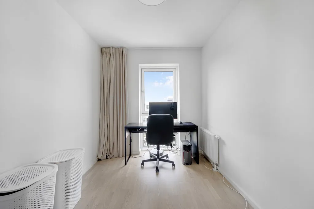 Bureau - 3-Bed Apartment with Balcony in Taffeltårnet
