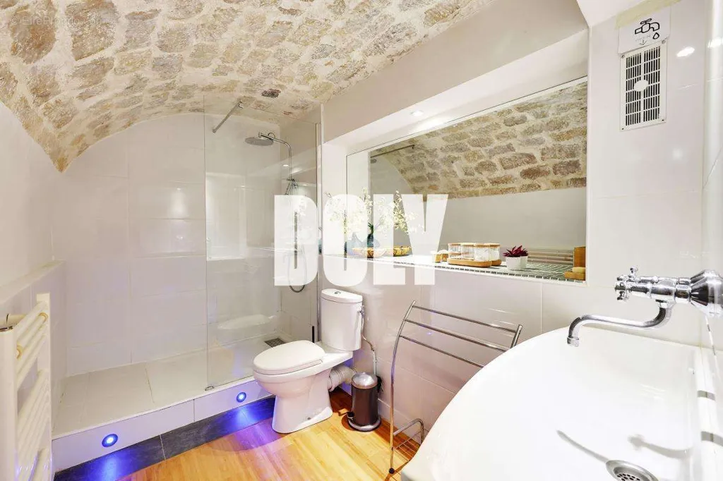 Salles de bain - Loft à Usage Mixte avec Deux Entrées à Paris