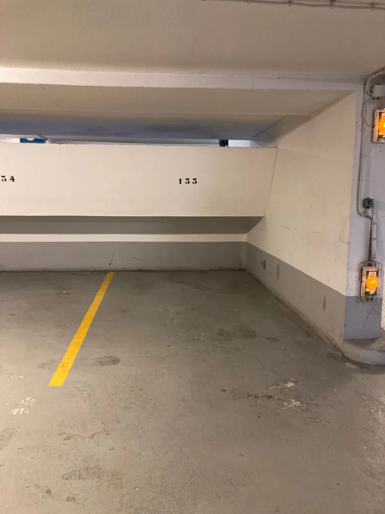 Garage - Parking Space with EV Charging in Paris 4