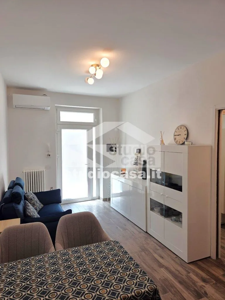 Séjour - Rear-Facing Apartment with Balcony in Cremona