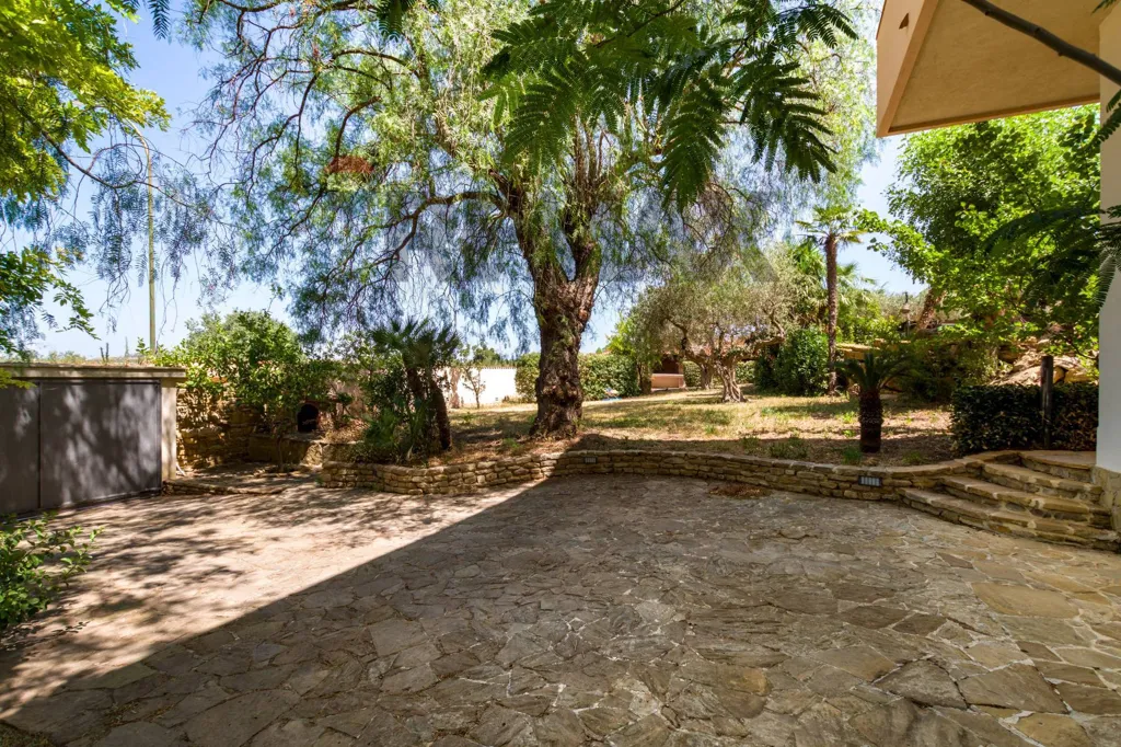Garden - Elegant Villa with Pool in Castelvetrano